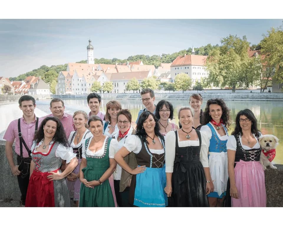 Das KRAUSS-Team in Tracht vor der Altstadt von Landsberg am Lech.